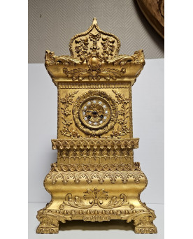 Le village de 58 brocanteurs - Importante pendule de grande qualité d’exécution, réalisée en bois doré finement sculpté