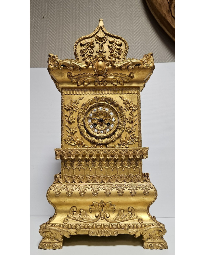 Le village de 58 brocanteurs - Importante pendule de grande qualité d’exécution, réalisée en bois doré finement sculpté
