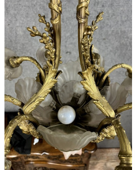 Le village de 58 brocanteurs - Rare et important lustre en bronze doré aux coquilles et aux roses