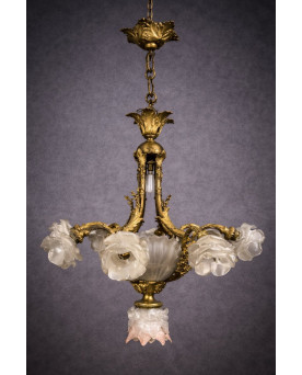 Le village de 58 brocanteurs - Rare et important lustre en bronze doré aux coquilles et aux roses