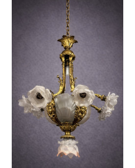 Le village de 58 brocanteurs - Rare et important lustre en bronze doré aux coquilles et aux roses