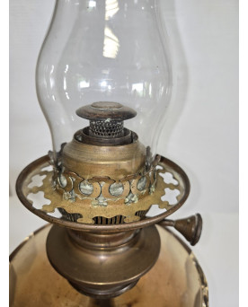 Le village de 58 brocanteurs - Très grande lampe à pétrole ancienne / haut 70cm