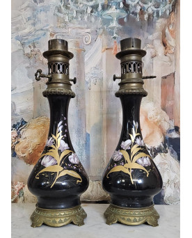 Le village de 58 brocanteurs - Paire de lampes d’époque Napoléon III , avec des fûts en porcelaine noire émaillée