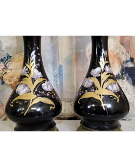 Le village de 58 brocanteurs - Paire de lampes d’époque Napoléon III , avec des fûts en porcelaine noire émaillée