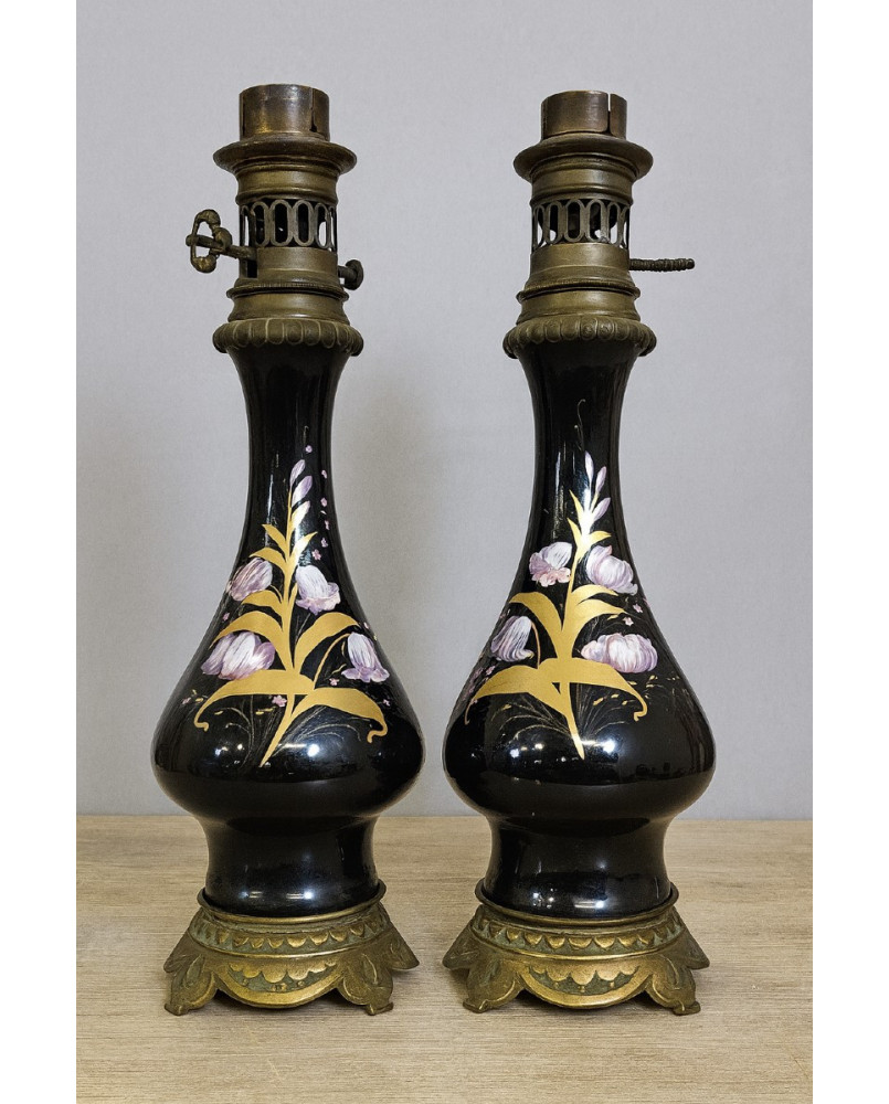 Le village de 58 brocanteurs - Paire de lampes d’époque Napoléon III , avec des fûts en porcelaine noire émaillée