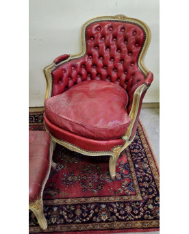 Le village de 58 brocanteurs - Paire de larges bergères Style Louis XV en bois sculpté laqué et doré et un repose pieds