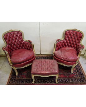 Le village de 58 brocanteurs - Paire de larges bergères Style Louis XV en bois sculpté laqué et doré et un repose pieds