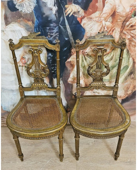 Le village de 58 brocanteurs - paire de chaises de musiciens en bois sculpté et doré, de style Louis XVI