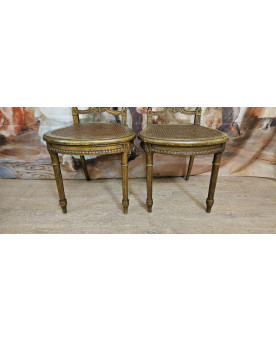 Le village de 58 brocanteurs - paire de chaises de musiciens en bois sculpté et doré, de style Louis XVI