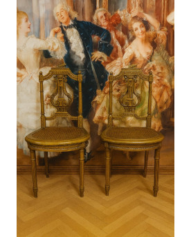 Le village de 58 brocanteurs - paire de chaises de musiciens en bois sculpté et doré, de style Louis XVI