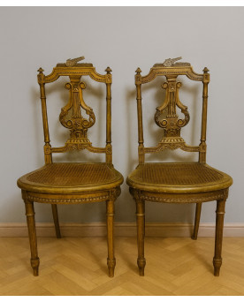 Le village de 58 brocanteurs - paire de chaises de musiciens en bois sculpté et doré, de style Louis XVI