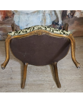 Le village de 58 brocanteurs - fauteuil de style Louis XV, accompagné de son repose-pieds assorti