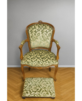 Le village de 58 brocanteurs - fauteuil de style Louis XV, accompagné de son repose-pieds assorti