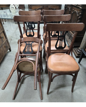 Le village de 58 brocanteurs - Série de 6 chaises vintage en bois courbé, ornées d’un élégant dossier en forme de lyre noire