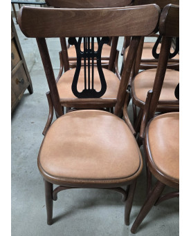 Le village de 58 brocanteurs - Série de 6 chaises vintage en bois courbé, ornées d’un élégant dossier en forme de lyre noire