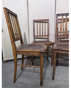 Le village de 58 brocanteurs - Série de quatre chaises style Louis XVI en bois sculpté