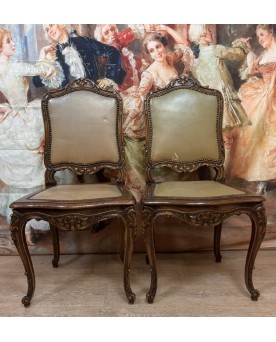 Le village de 58 brocanteurs - Paire de chaises style Louis XV en bois sculpté