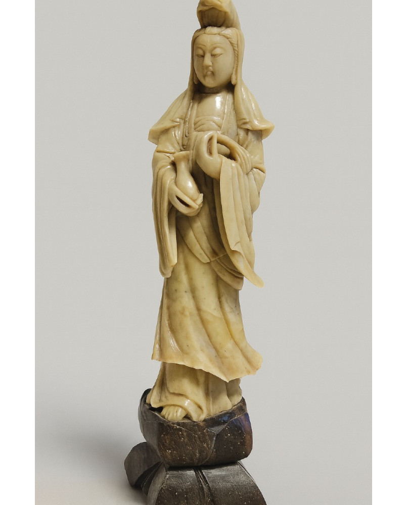 Le village de 58 brocanteurs - Asie XIXeme : statue représentant Guanyin, bodhisattva de la Compassion