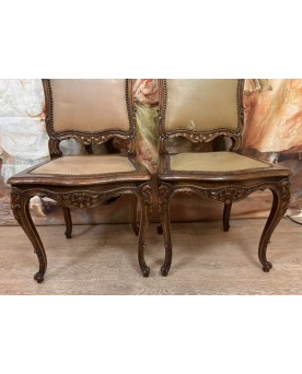 Le village de 58 brocanteurs - Paire de chaises style Louis XV en bois sculpté