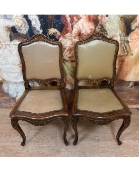 Le village de 58 brocanteurs - Paire de chaises style Louis XV en bois sculpté