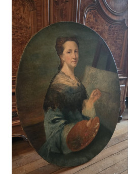 Le village de 58 brocanteurs - Grand portrait ovale représentant une jeune femme peintre, tenant une palette