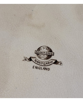 Le village de 58 brocanteurs - Très grand plat rectangulaire à bords chantournés, en faïence fine émaillée crème signé Minton