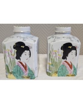 Le village de 58 brocanteurs - paire de pots en porcelaine, décorés de jeunes femmes japonaises (Geishas)