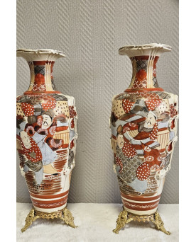 Le village de 58 brocanteurs - Trés Importante paire de vases Japonais en céramique, montés sur piétement en bronze