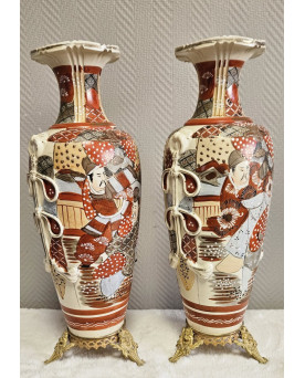 Le village de 58 brocanteurs - Trés Importante paire de vases Japonais en céramique, montés sur piétement en bronze