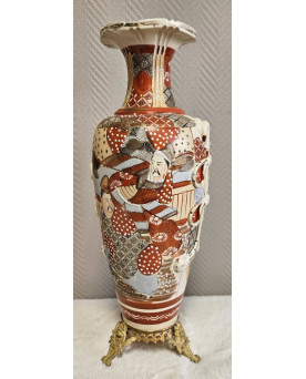 Le village de 58 brocanteurs - Trés Importante paire de vases Japonais en céramique, montés sur piétement en bronze