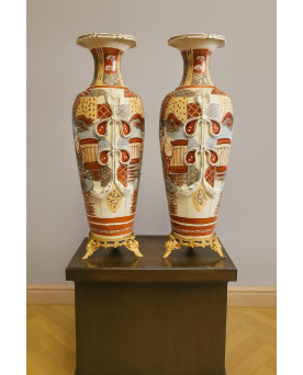 Le village de 58 brocanteurs - Trés Importante paire de vases Japonais en céramique, montés sur piétement en bronze