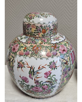 Le village de 58 brocanteurs - Asie XXe :paire de pots couverts en porcelaine, richement décorés selon la palette Famille Rose