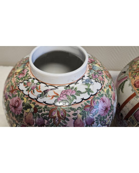 Le village de 58 brocanteurs - Asie XXe :paire de pots couverts en porcelaine, richement décorés selon la palette Famille Rose