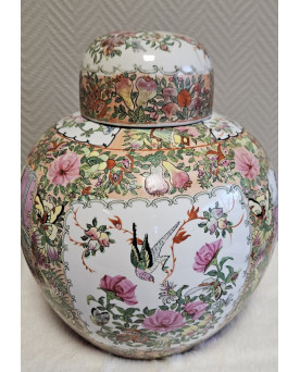 Le village de 58 brocanteurs - Asie XXe :paire de pots couverts en porcelaine, richement décorés selon la palette Famille Rose