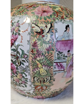 Le village de 58 brocanteurs - Asie XXe :paire de pots couverts en porcelaine, richement décorés selon la palette Famille Rose