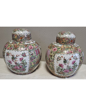 Le village de 58 brocanteurs - Asie XXe :paire de pots couverts en porcelaine, richement décorés selon la palette Famille Rose