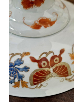 Le village de 58 brocanteurs - Coupe sur piédouche en porcelaine – Décor Imari, Japon fin XIXᵉ siècle