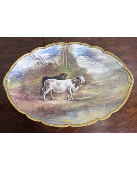 Le village de 58 brocanteurs - Grand plat décoratif en porcelaine peinte à la main – Scène champêtre avec bovins
