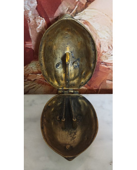 Le village de 58 brocanteurs - Important casse noix en bronze doré