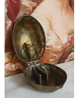 Le village de 58 brocanteurs - Important casse noix en bronze doré