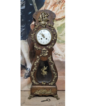 Le village de 58 brocanteurs - Horloge de maitrise en bois teinté, ornée d’une iconographie d’amours en bronze doré