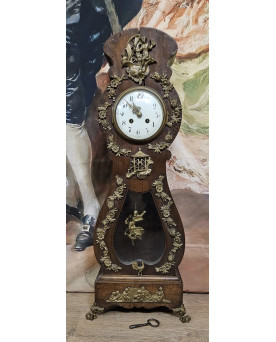 Le village de 58 brocanteurs - Horloge de maitrise en bois teinté, ornée d’une iconographie d’amours en bronze doré