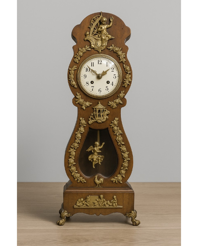 Le village de 58 brocanteurs - Horloge de maitrise en bois teinté, ornée d’une iconographie d’amours en bronze doré