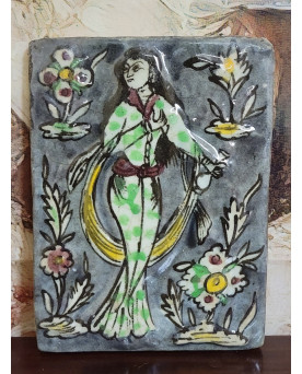 Le village de 58 brocanteurs - Rare carreau ancien en céramique émaillée, décor polychrome peint à la main