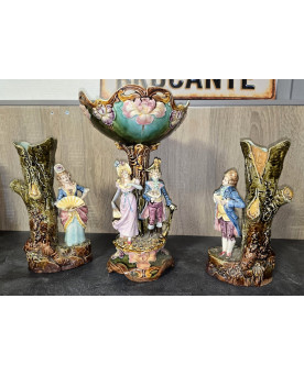 Le village de 58 brocanteurs - Garniture décorative en barbotine polychrome, composée de trois éléments
