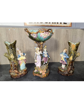 Le village de 58 brocanteurs - Garniture décorative en barbotine polychrome, composée de trois éléments