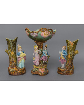 Le village de 58 brocanteurs - Garniture décorative en barbotine polychrome, composée de trois éléments