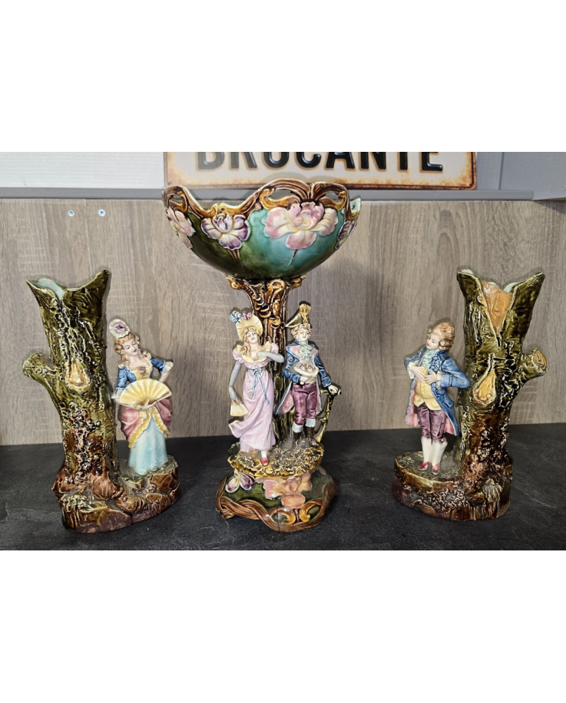 Le village de 58 brocanteurs - Garniture décorative en barbotine polychrome, composée de trois éléments