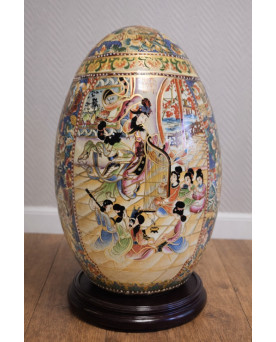 Le village de 58 brocanteurs - Très important oeuf en céramique de Satsuma