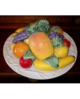 Le village de 58 brocanteurs - Italie XXeme : composition décorative en barbotine représentant une assiette de fruits